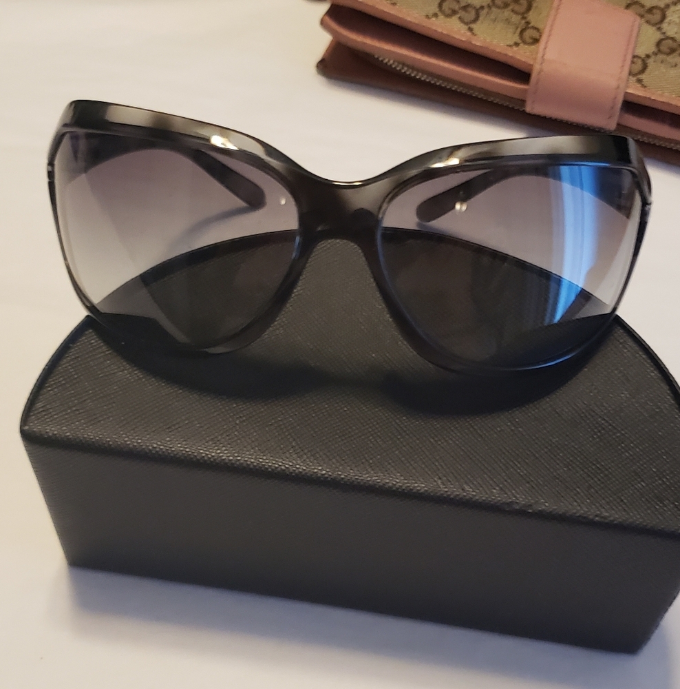 NEW PRADA SUNGLASSES with  Cleaning CLOTH & CASE